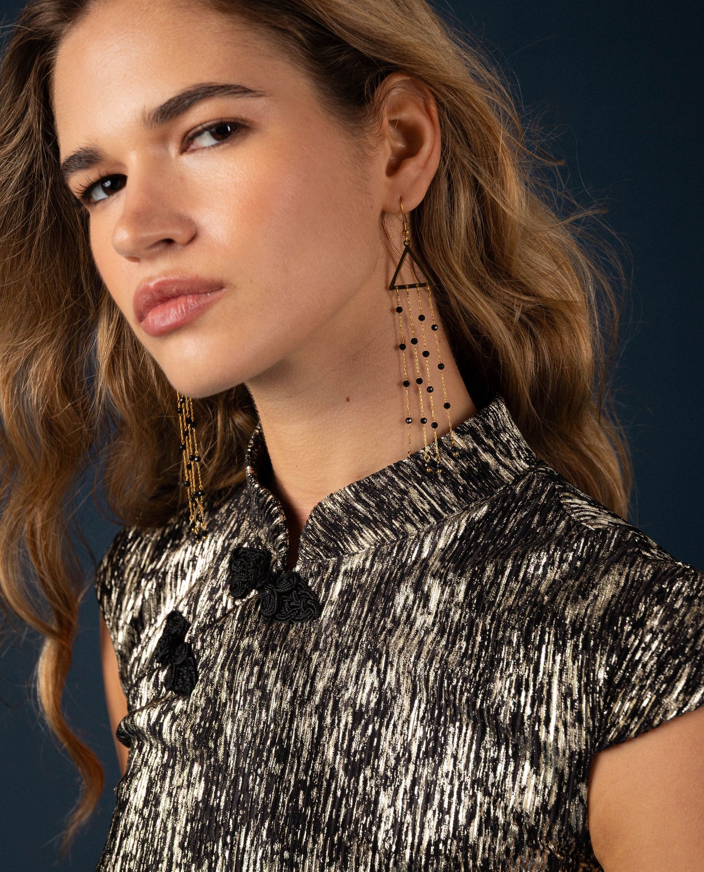 PENDIENTES SHE'S HERE · DORADO