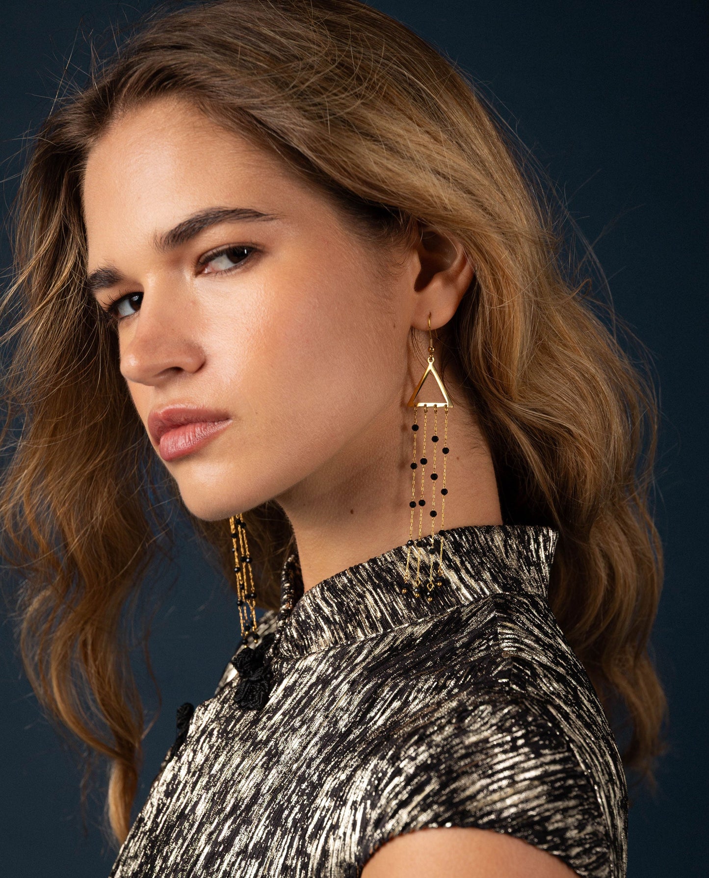 PENDIENTES SHE'S HERE · DORADO