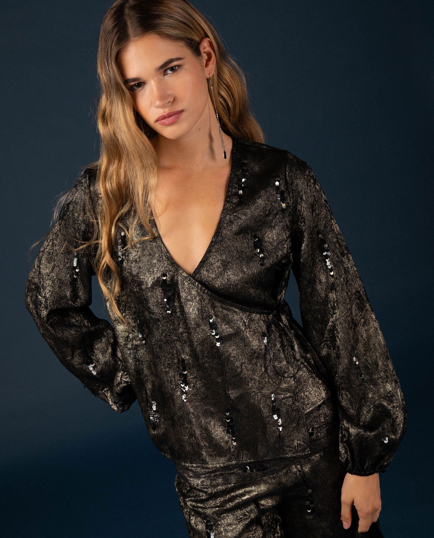 BLUSA UPPER GLOW · DORADO