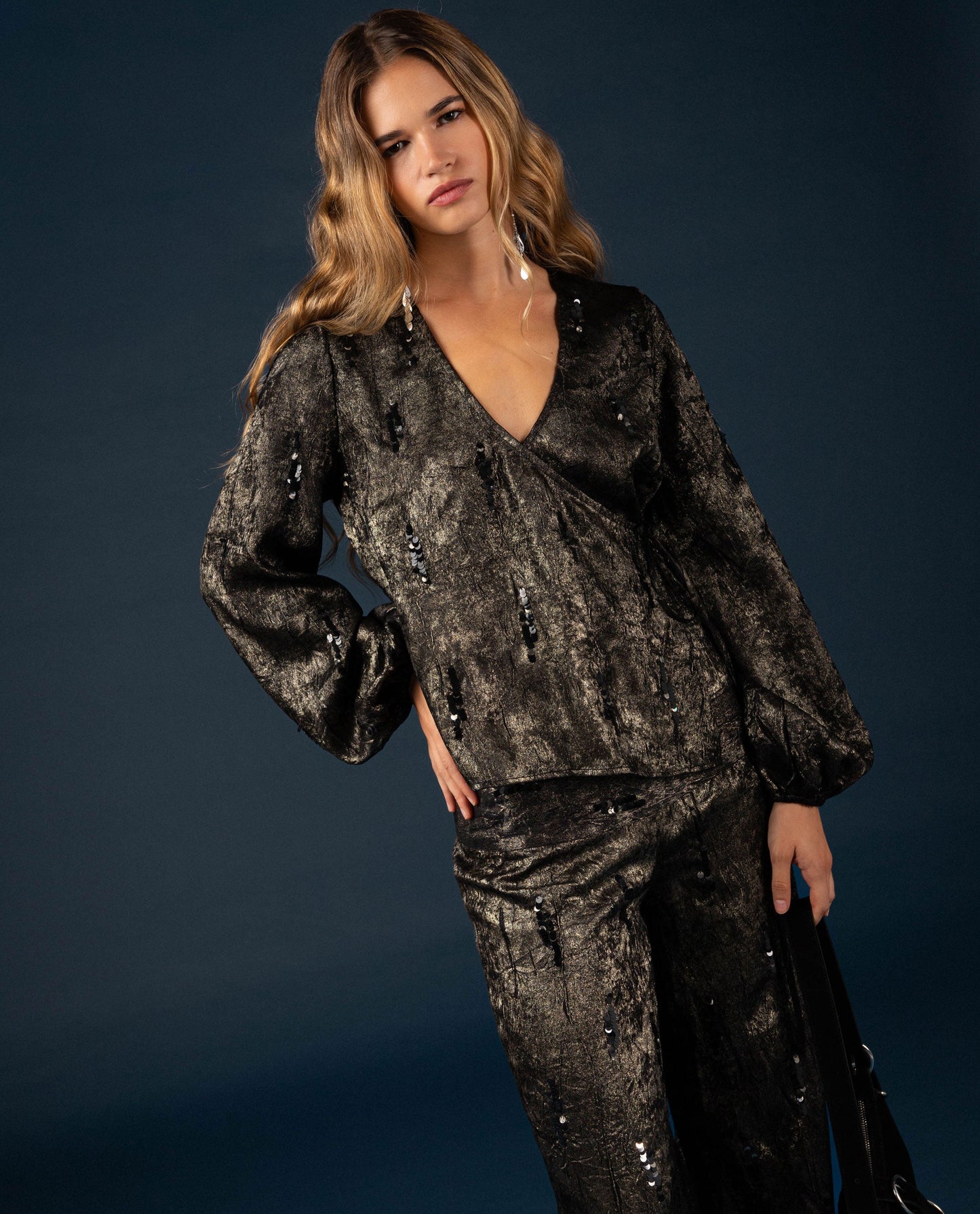 BLUSA UPPER GLOW · DORADO