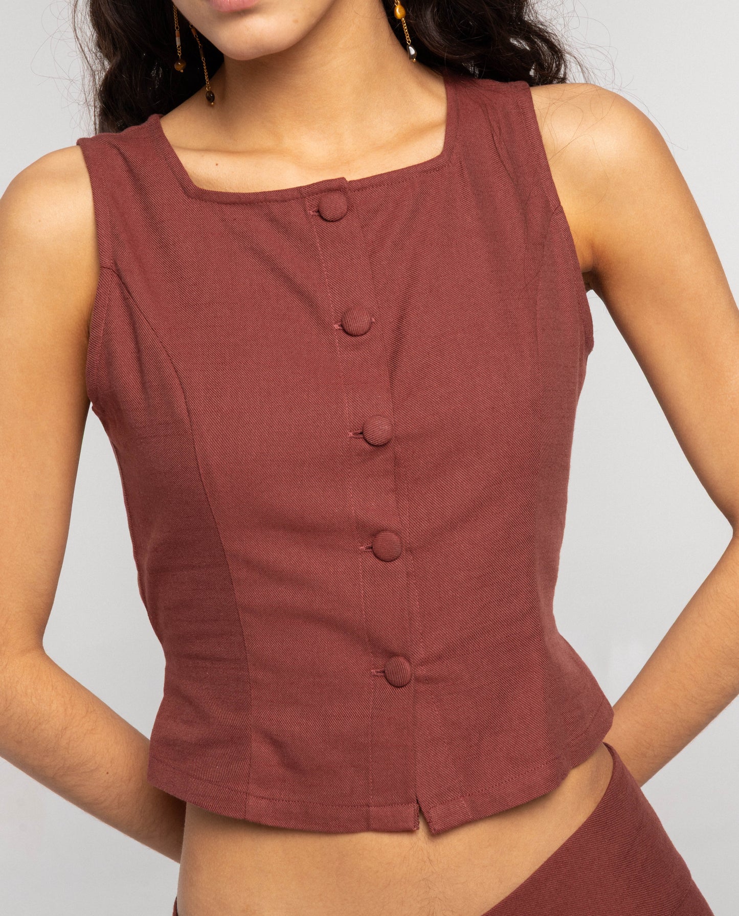 CHALECO DAILY STORIES · MARRÓN