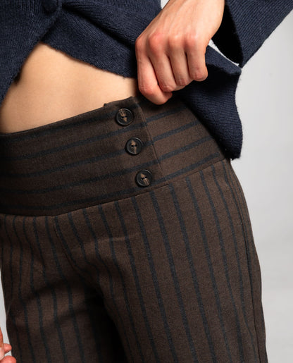 PANTALÓN BETWEEN PLANS · RAYAS