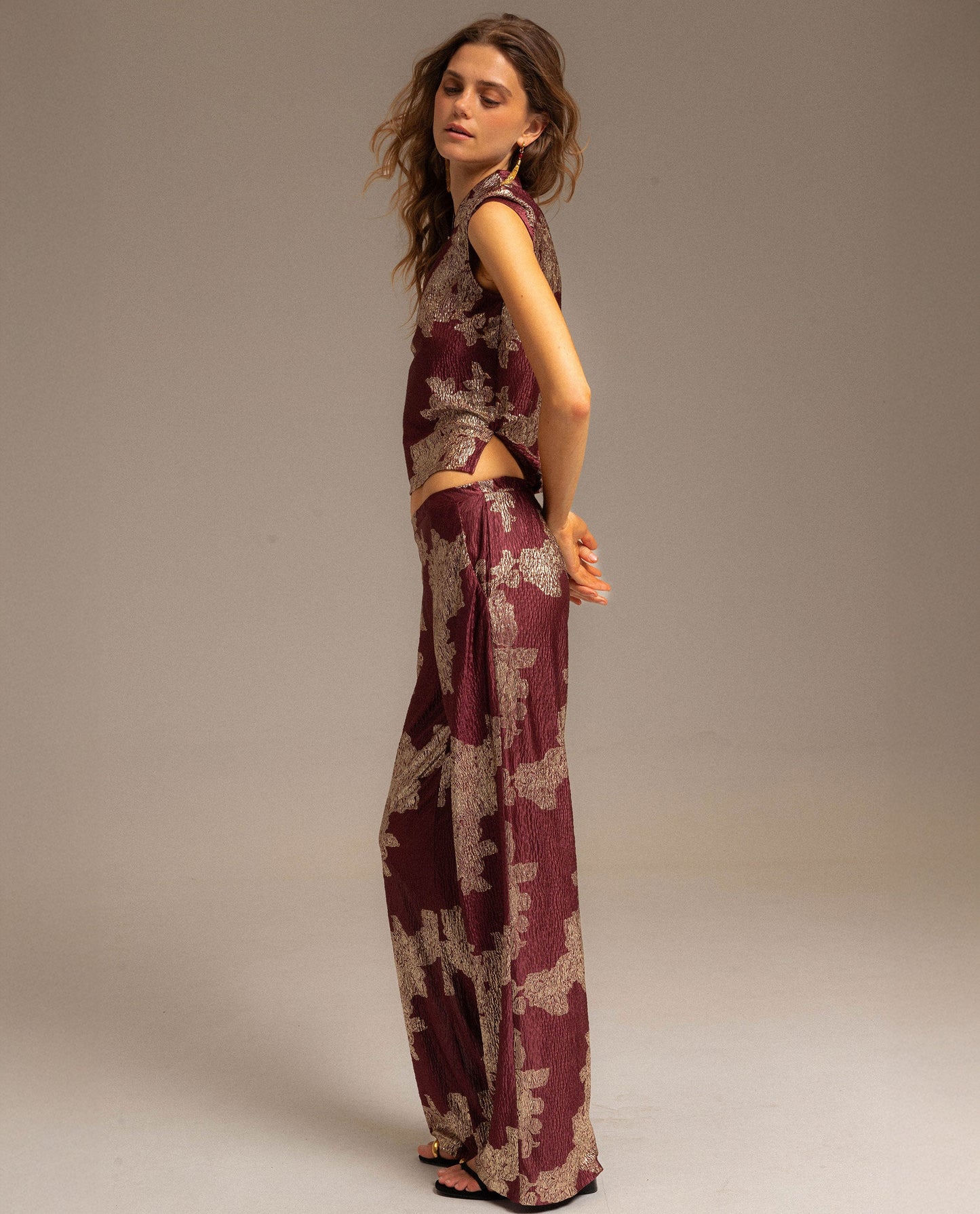 PANTALÓN RUBY BLOOM · BURDEOS